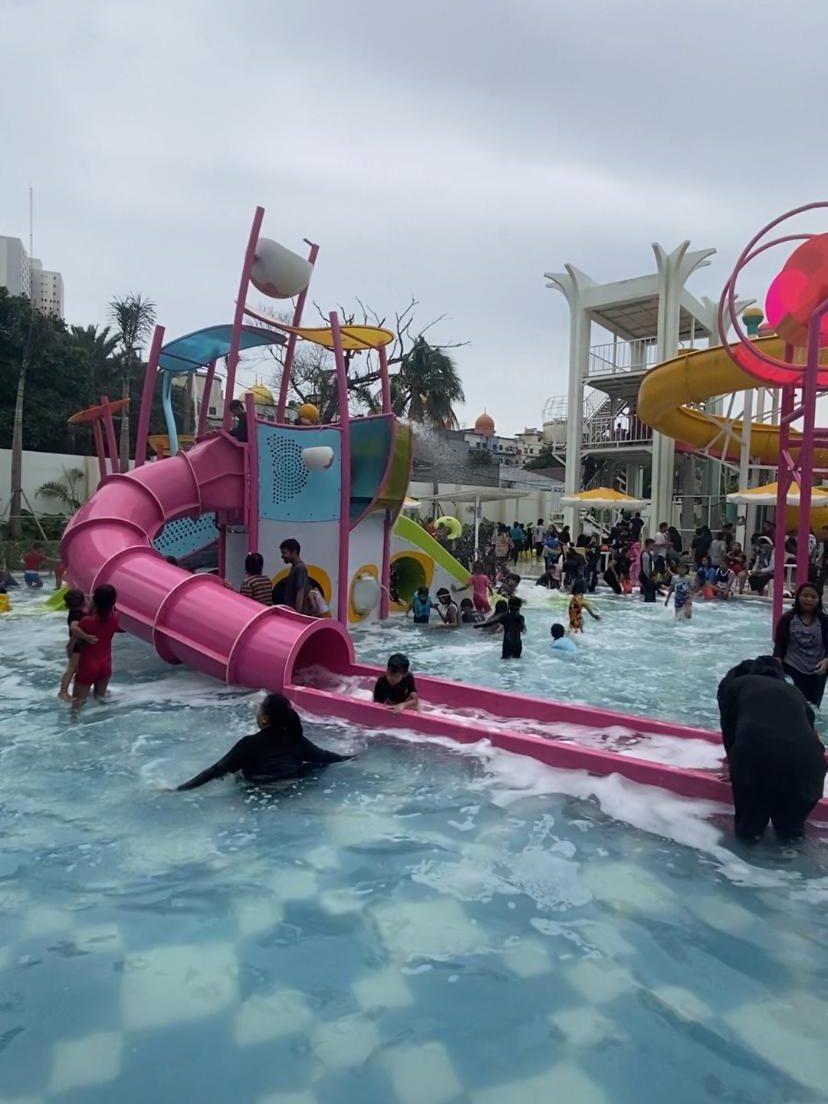 Kolam Renang Tropikana Waterpark Depok