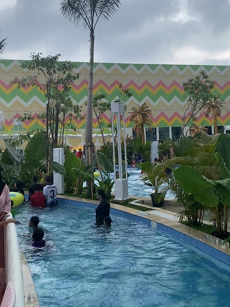 Kolam Renang Tropikana Waterpark Depok
